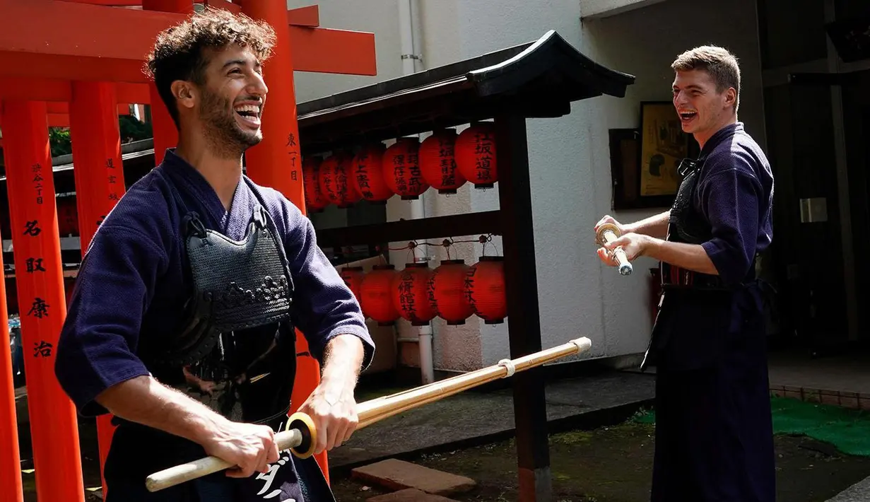 Max Verstappen (kanan) dan Daniel Ricciardo tertawa saat mengenakan pakaian khusus untuk berlatih Kendo di Konnou Dojo, Shibuya, Jepang (4/10/2017). Daniel dan Max saat ini berapa pada peringkat 4 dan 6 klasemen. (Bola.com/dok.redbullracing.com)