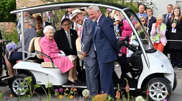 Ratu Inggris Elizabeth II duduk dalam buggy saat mengunjungi Royal Horticultural Society (RHS) Chelsea Flower Show di Royal Hospital Chelsea, London, Inggris, 23 Mei 2022. (Paul Grover/Pool via AP)