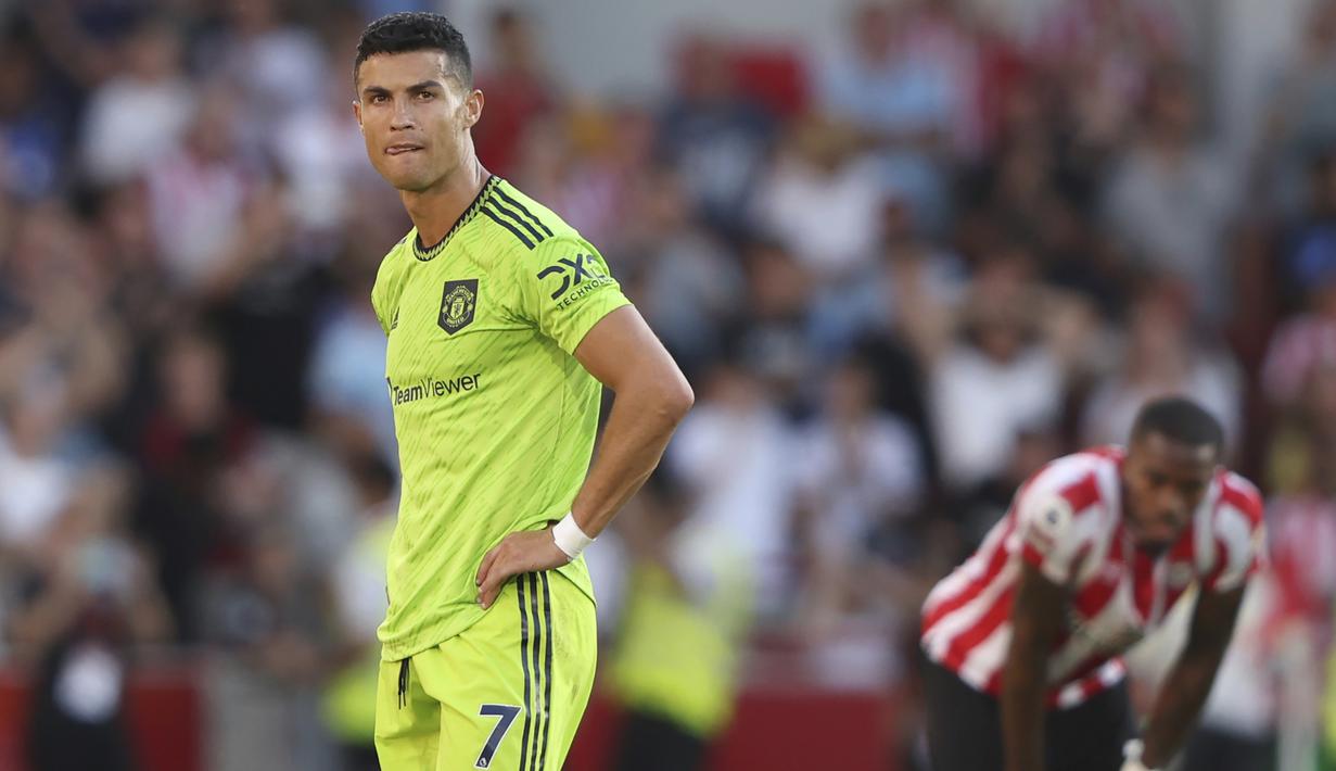 Tak ada yang meragukan kehebatan Crstiano Ronaldo saat berbalut jersey klub atau pun Timnas Portugal. Permainan atraktifnya telah menghasilkan 698 gol di level klub dan 135 gol di level antar-negara hingga kini. Namun kini saat kembali berseragam Manchester United sejak awal musim 2021/2022 performanya jauh menurun. Bahkan di periode keduanya bersama Setan Merah ia telah mengalami 3 kekalahan terbesar dan termasuk dalam 5 kekalahan terbesar sepanjang kariernya berikut ini. (AP/Ian Walton)