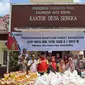 Direktur Utama Kideco, Mohammad Kurnia Ariawan, menyerahkan 16.300 paket sembako di Kabupaten Paser. Foto: Dok. Kideco