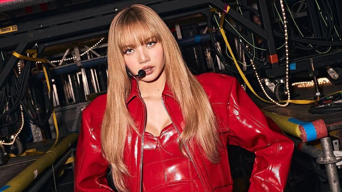 5 Potret Lisa BLACKPINK Tampil Sensasional di Konser Italia dengan Bodysuit Custom Ferrari