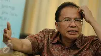 Menteri Koordinator Kemaritiman Rizal Ramli menjawab pertanyaan dalam acara temu wicara bersama wartawan di rumah dinasnya di Jakarta, Rabu (25/11). (Liputan6.com/Faizal Fanani)