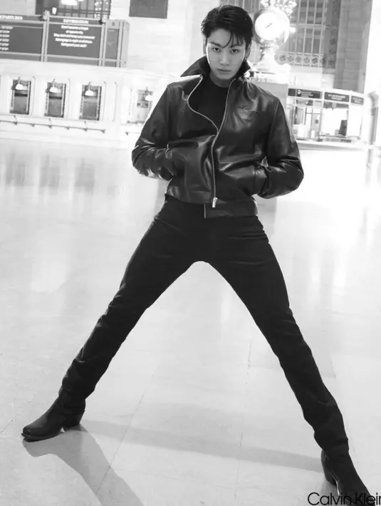 Gaya serba hitam Jungkook dengan leather jacket dan slim forever black refined jean seharga Rp2,2 jutaan. [Dok/Calvin Klein]