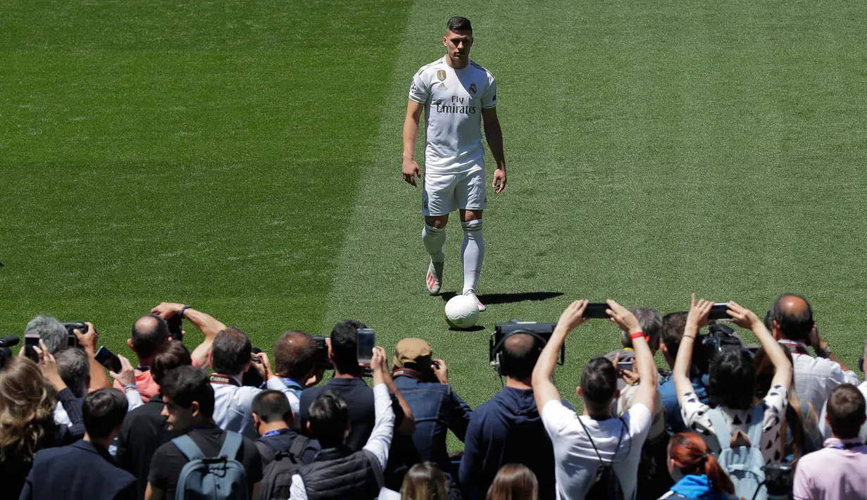 Pemain baru Real Madrid, Luka Jovic berpose di lapangan Santiago Bernabeu, Madrid, Spanyol (12/6/2019). Jovic yang berusia 21 tahun mencetak 17 gol dalam 32 pertandingan bersama Eintracht Frankfurt di Bundesliga. (AP Photo/Manu Fernandez)
