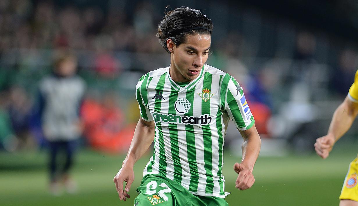 4. Diego Lainez (Real Betis) - Penyerang berusia 19 tahun ini memiliki kemampuan bermain di sisi kanan, kiri atau tengah. Kecepatan dan kemampuan passing Diego Lainez dipastikan akan menjadi mimpi buruk bagi para pemain bertahan lawan. (AFP/Cristina Quicler)