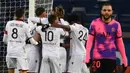 Para pemain OGC Nice merayakan gol penyeimbang 1-1 yang dibuat gelandang Rony Lopes ke gawang Paris Saint-Germain dalam laga lanjutan Liga Prancis 2020/21 pekan ke-25 di Parc des Princes Stadium, Paris, Sabtu (13/2/2021). Nice kalah 1-2 dari Paris Saint-Germain. (AFP/Franck Fife)