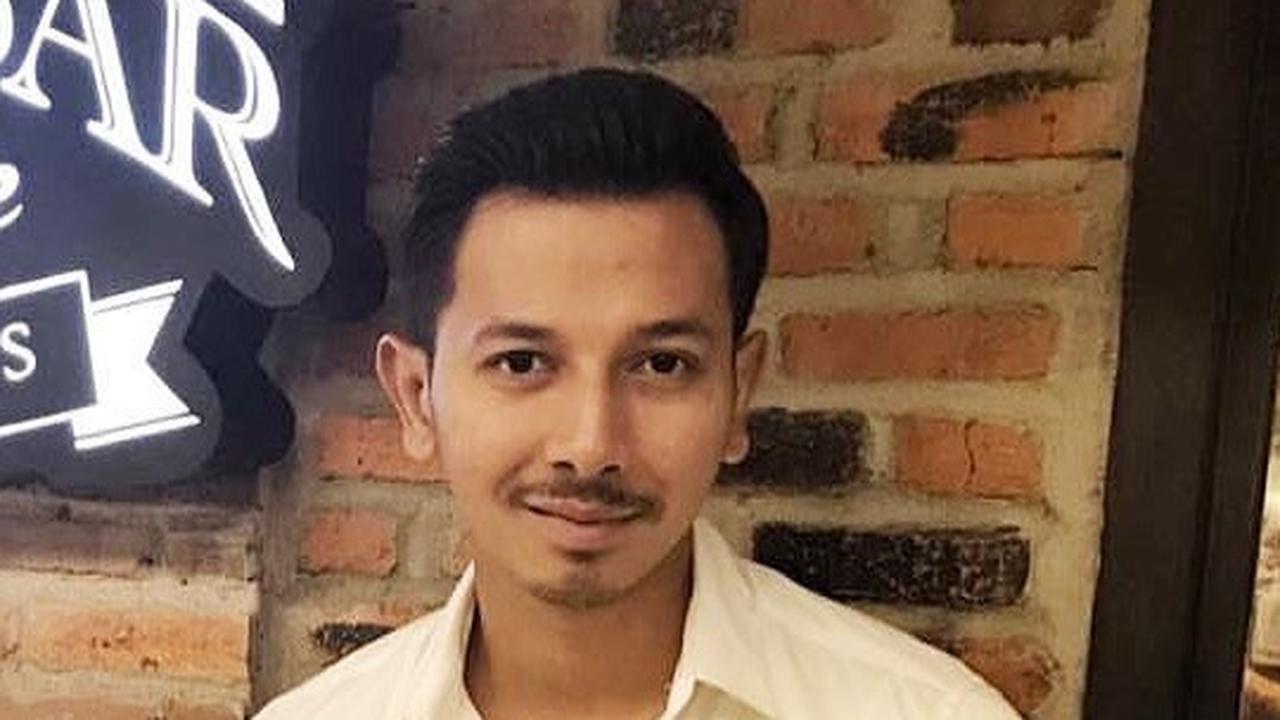 Gaya penampilan Sonny Septian semakin berubah. Ia tampak memilih gaya dengan kumis tipisnya. Dalam penampilan ini, ia memakai kemeja.