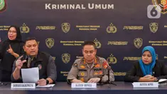 Direktur Kriminal Umum Polda Metro Jaya Kombes (Pol) Hengki Haryadi (kiri), Kabid Humas Kombes Trunoyudo Wisnu Andiko (tengah) dan Ketua KPAI Ai Maryati Solihah (kanan) saat memberikan keterangan kepada wartawan terkait kasus penganiayaan remaja 17 tahun berinisial D di Polda Metro Jaya, Jakarta, Kamis (2/3/2023). Dalam keterangannya Polda metro Jaya mengambil alih kasus penganiayayan tersebut dan menentapkan satus AG yang awalnya adalah anak berhadapan dengan hukum meningkatkan statusnya menjadi anak yang berkonflik dengan hukum atau berubah menjadi pelaku. (Liputan6.com/Angga Yuniar)