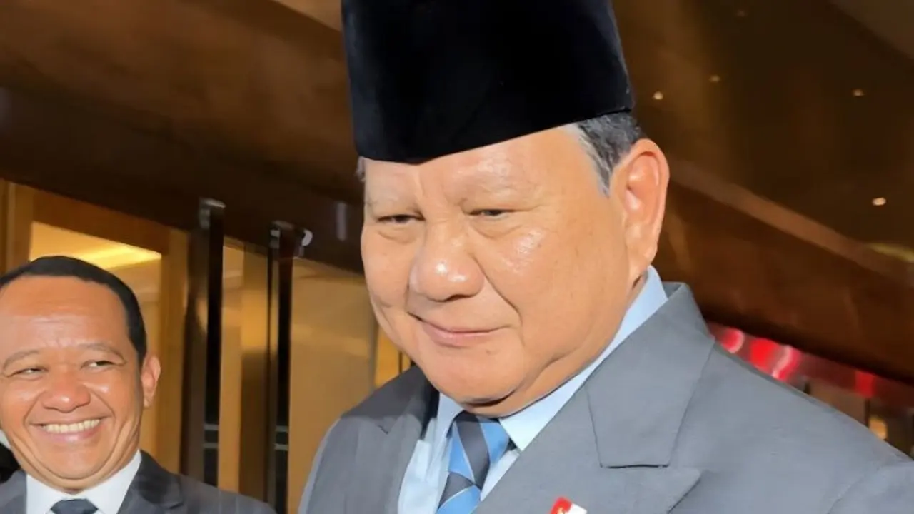 Presiden Prabowo Subianto didampingi Menteri ESDM Bahlil Lahadalia saat menjawab pertanyaan awak media usai menghadiri pesta resepsi pernikahan El Rumi dan Syifa Hadju.