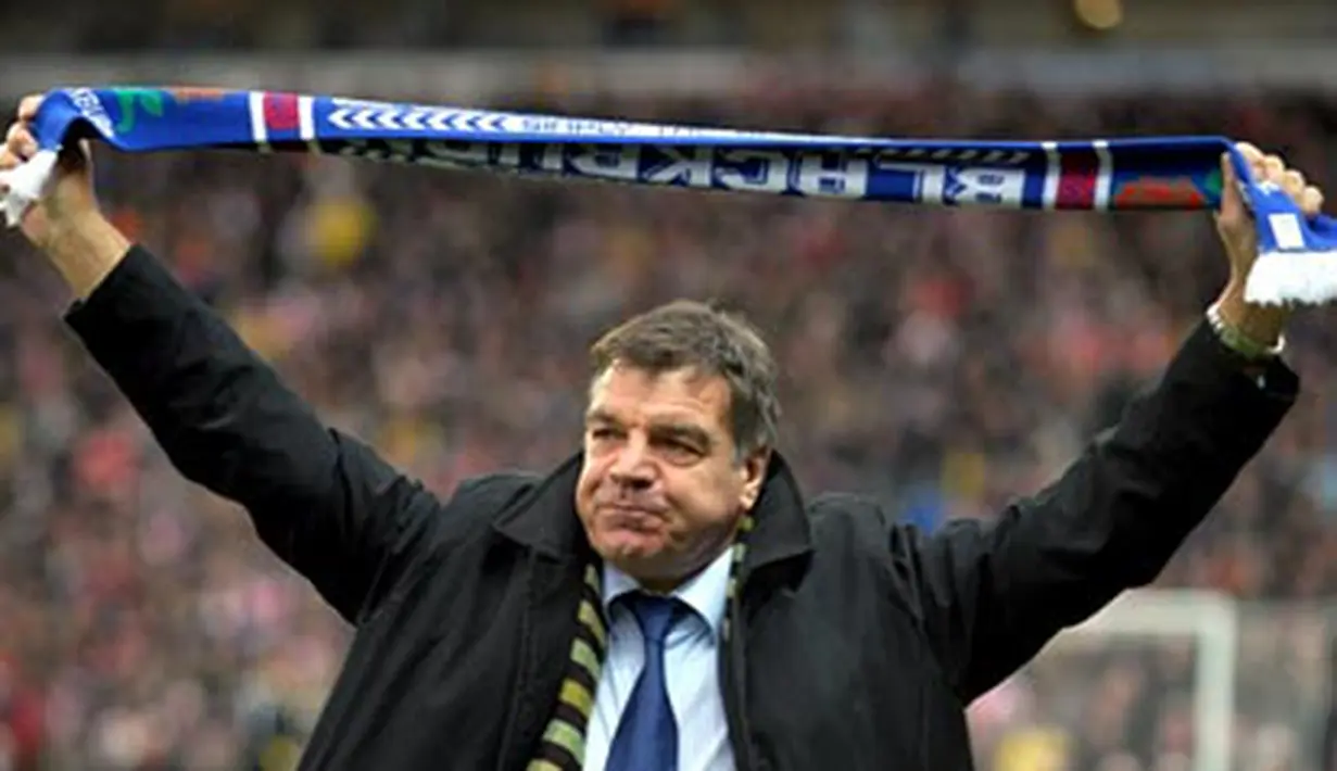 Blackburn Rovers new manager Sam Allardyce takes to the pitch before the Premier league match against Stoke City at Ewood Park, Blackburn, on December 20, 2008. AFP PHOTO/ANDREW YATES