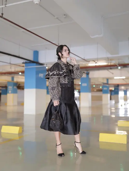 Batik dipresentasikan dengan gaya feminin oleh Mel Ahyar. Dengan aksen ruffle dan gelembung [instagram/melahyarofficial]