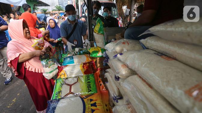 Warga membeli beras dan minyak goreng saat Operasi Pasar di Pasar Palmerah, Jakarta, Jumat (20/3/2020). Perum Bulog menjual gula pasir, beras dan minyak goreng dengan harga murah dan terjangkau yang tersebar di 35 titik pasar. (Liputan6.com/Fery Pradolo)