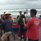 Evakuasi korban selamat usai tenggelam di Pantai Kemiren, Cilacap. (Foto: Liputan6.com/Basarnas Pos SAR Cilacap/Muhamad Ridlo)