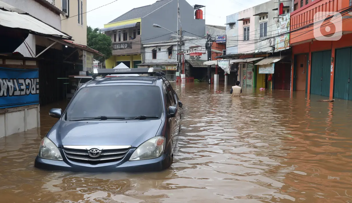 Sebuah mobil terendam banjir di perumahan Ciledug Indah, Tangerang, Rabu (1/1/2020). Banjir setinggi dada orang dewasa terjadi akibat meluapnya kali angke. (Liputan6.com/Angga Yuniar)
