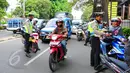 Polisi memberhentikan sejumlah kendaraan saat Operasi Patuh Jaya di sepanjang Jalan Raya Bogor, Jakarta, Selasa (2/6/2015). Operasi tersebut untuk meningkatkan ketertiban berlalu lintas, yang dilaksanakan pada 29 Mei-9 Juni (Liputan6.com/Yoppy Renato)