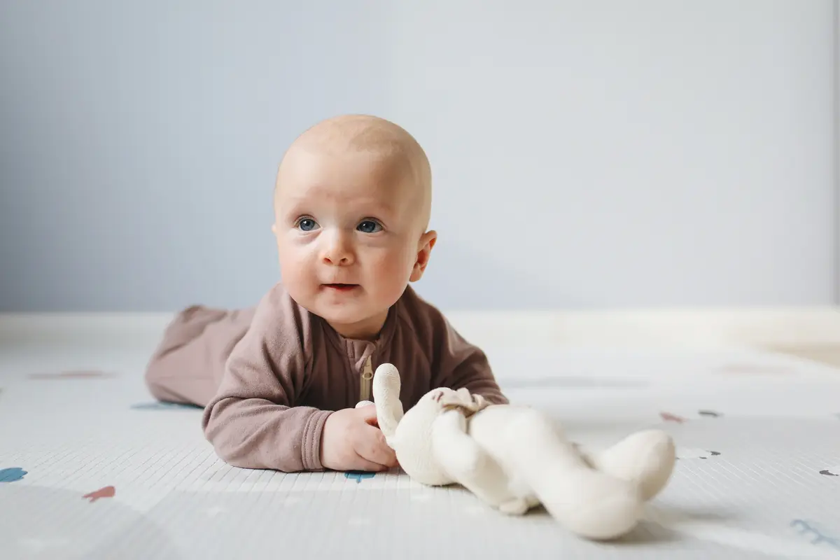 Para Orangtua Tidak Perlu Cemas Lagi, Inilah Manfaat Tummy Time untuk Bayi