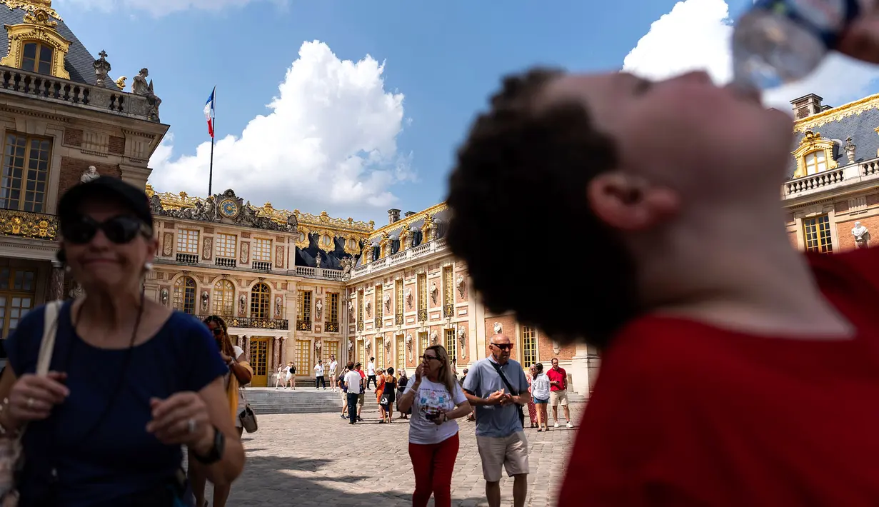 Lebih dari sepuluh juta orang setiap tahunnya mengunjungi Chateau de Versailles. (AP Photo/David Goldman)