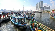 Puluhan perahu nelayan Muara Angke bersandar di Pulau G hasil Reklamasi Teluk Jakarta, Minggu (17/4/2016). Nelayan Muara Angke menolak reklamasi karena dianggap merugikan nasib para nelayan. (Liputan6.com/Yoppy Renato)