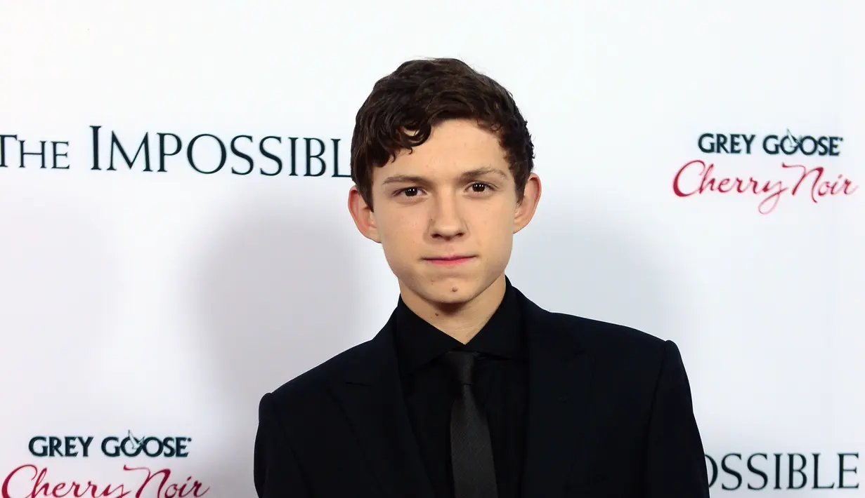 “Pada dasarnya aku melakukan jungkir balik di depan kamera maupun belakang kamera dan aku seperti, ‘Mereka mungkin tidak pernah melihat ini tetapi jika iya, aku perlu mereka tahu bahwa aku punya beberapa kemampuan senam’” ujar Tom. (AFP/Bintang.com)