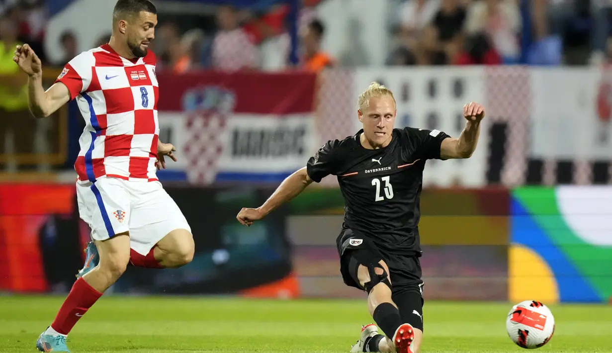 Gelandang timnas Austria Xaver Schlager berebut bola dengan gelandang Kroasia Mateo Kovacic pada matchday pertama UEFA Nations League A Grup 1 di Stadion Gradski Vrt, Sabtu (4/6/2022) dinihari WIB. Ralf Rangnick sukses debut dengan mengantarkan Timnas Austria menang telak atas Kroasia dengan skor 3-0. (AP Photo/Darko Bandic)