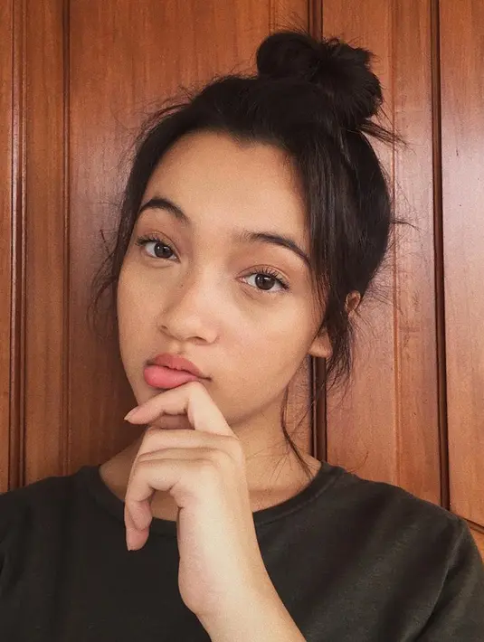 Menjadi seorang publik figur, penampilan Megan Domani tak lepas dari sorotan publik. Meski kerap tampil memukau di depan kamera, bintang sinetron Cinta Karena Cinta ini tak segan tampil natural tanpa makeup. Saat tidak syuting, Megan terlihat sederhana tanpa riasan.(Liputan6.com/IG/@megandomani1410)