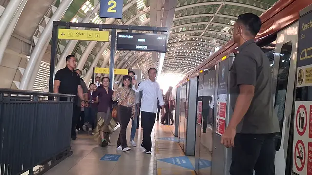 Presiden Jokowi kembali menjajal moda transportasi LRT Jabodebek rute Stasiun Jati Mulya, Bekasi ke Dukuh Atas, Jakarta, Kamis (10/8/2023).