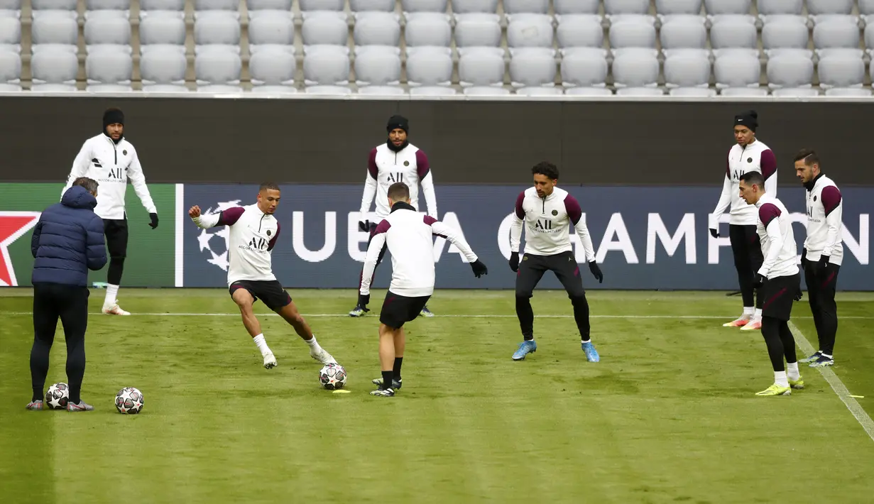 Para pemain PSG mengikuti sesi latihan di di Munich, Jerman (6/4/2021). PSG akan bertanding melawan tuan rumah Bayern Munchen pada leg pertama babak perempat final Liga Champions di Allianz Arena. (AP Photo/Matthias Schrader)