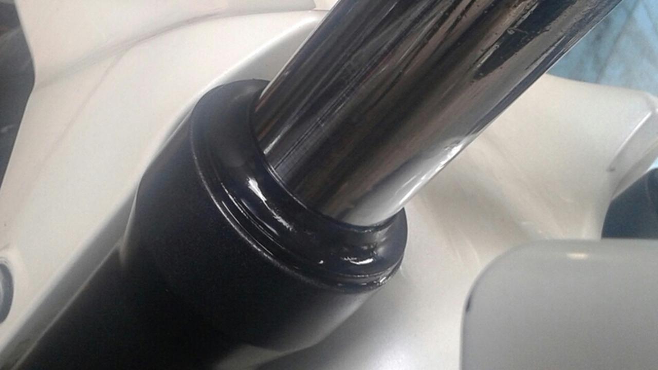 Shock Breaker Motor Sering Bocor? Ini Sebabnya