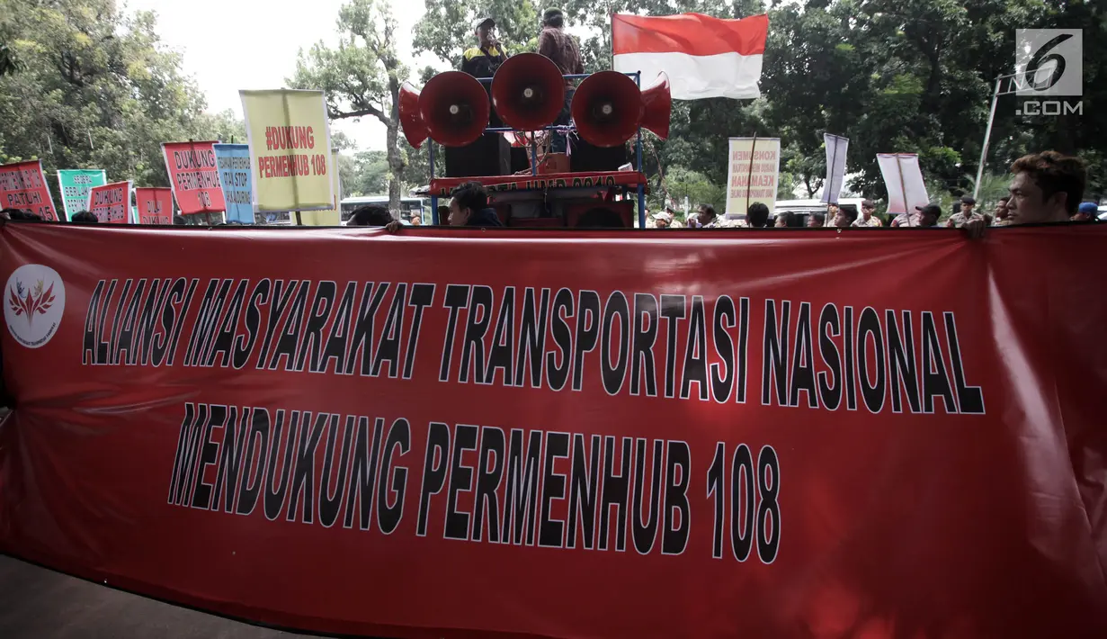 Massa membentangkan spanduk mendukung Permenhub No 108 Tahun 2017 di Kementerian Perhubungan, Jakarta, Kamis (1/2). Massa Aliansi Masyarakat Transportasi Nasional ini sebagian besar terdiri dari sopir angkutan konvensional. (Liputan6.com/Arya Manggala)