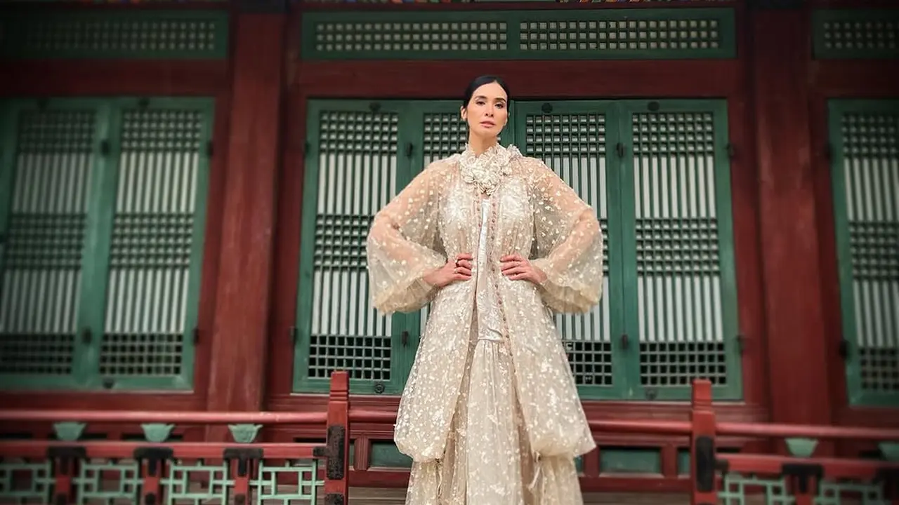 6 Potret Glamor Marsha Timothy Bak Putri Bangsawan dengan Set Lace dari Biyan di Korea Selatan