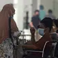 Pasien duduk di kursi roda di IGD RSUD Cengkareng, Jakarta, Rabu (23/6/2021). Meningkatnya kasus COVID-19 di Ibu Kota Jakarta dalam beberapa hari terakhir mengakibatkan rumah sakit kewalahan. (Liputan6.com/Herman Zakharia)
