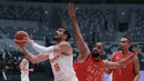Pemain Timnas Basket Suriah, Hani Adribe (kiri) berusaha mencetak poin dijaga pemain Timnas Basket Uni Emirat Arab, Qais Omar Alshabebi pada laga hari pertama Indonesia International Basketball Invitational 2023 melawan Suriah di Indonesia Arena, Senayan, Jakarta, Rabu (02/08/2023). Laga dimenangankan oleh UEA dengan skor 63-61. (Bola.com/Bagaskara Lazuardi)