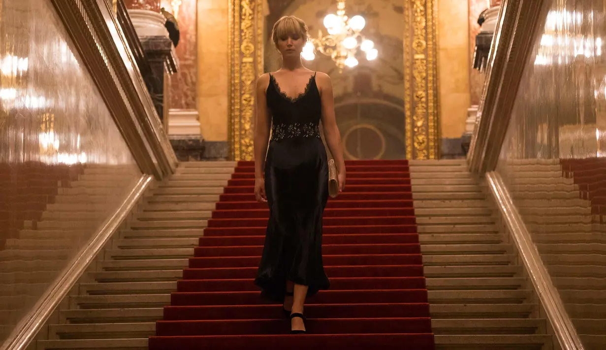 Aktris Jennifer Lawrence saat beradegan di film terbarunya terbarunya "Red Sparrow." Jennifer Lawrence berperan sebagai Dominika Egorova, seorang pebalet yang mengalami kecelakaan saat tampil di atas panggung. (Murray Close/Twentieth Century Fox via AP)