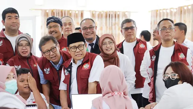 Menkes Budi bersama Menteri Koordinator Bidang Pemberdayaan Masyarakat (Menko PM), Muhaimin Iskandar membuka MPLS 2025-2026 di Cibinong Bogor pada Senin (14/7/2025). (Dok Kemenkes RI)