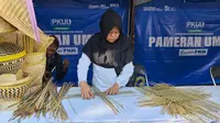 Nasabah PNM Mekaar, Titi Sapinah di Desa Samida, Kabupaten Garut yang menjual ragam anyaman bambu. (Ist)