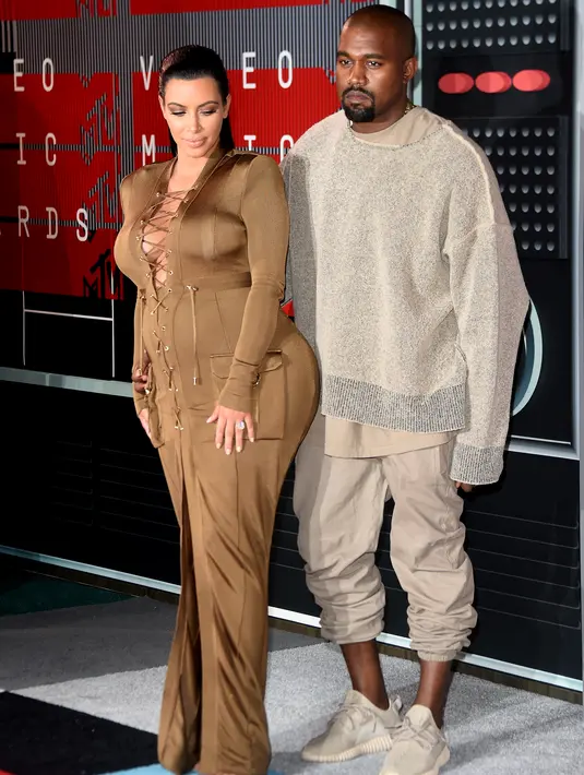 Menurut seorang saksi mata, Kim dan Kanye menjadi pusat perhatian pada malam itu, semua mata tamu-tamu terhormat langsung tertuju kepada mereka (AFP/Bintang.com)