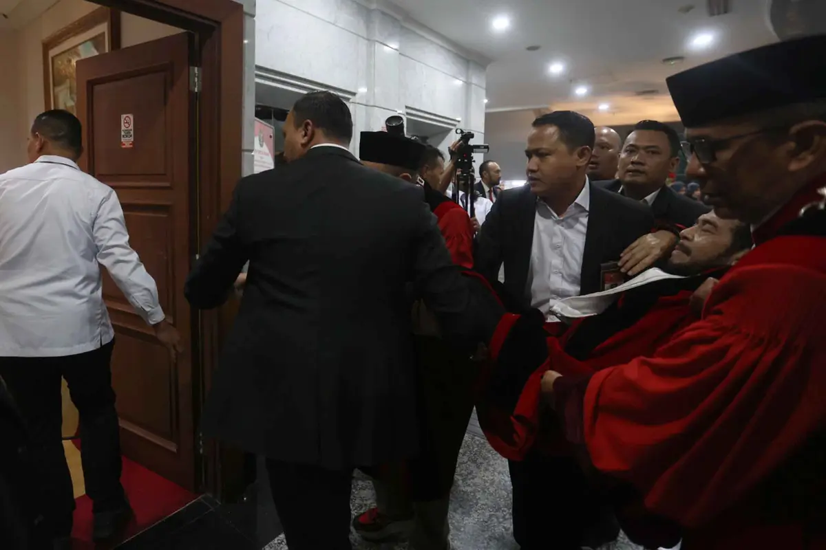 Usai Prosesi Wisuda Purnabakti, Mantan Hakim Mahkamah Konstitusi Anwar Usman Pingsan
