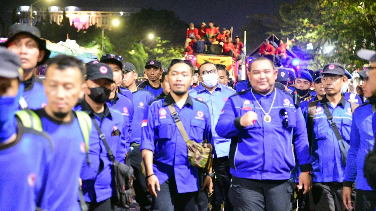 Presiden Konfederasi Serikat Pekerja Seluruh Indonesia (KSPSI) Andi Gani Nena Wea yang juga Pimpinan Konfederasi Buruh ASEAN (ATUC) memimpin langsung aksi ribuan buruh di Surabaya