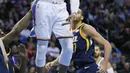 Pebasket Oklahoma City Thunder, Russell Westbrook, memasukkan bola saat melawan Utah Jazz pada laga NBA di Chesapeake Energy Arena, Rabu (6/12/2017). Thunder menang 100-94 atas Jazz. (AP/Sue Ogrocki)