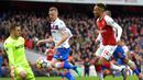 Kiper Stoke City Jack Butland menghentikan tembakan striker Arsenal Pierre-Emerick Aubameyang  saat pertandingan Liga Inggris di Stadion Emirates, London (4/1). (AFP Photo/Oliver Greenwood)