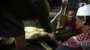 Warga menguliti hewan kurban yang selesai dipotong di kawasan Kramat Pulo Gang 18 RT 1 RW 8, Jakarta, Minggu (10/7/2022). Panitia Majelis Taklim Al Iman memotong tiga sapi untuk kemudian dibagikan kepada fakir miskin sebagai bentuk rasa syukur atas rizki dari Allah pada perayaan Hari Raya Idul Adha 1443 H. (Liputan6.com/Faizal Fanani)