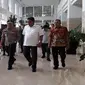 Ketua Gerindra dan Ketua PDI Perjuangan jalan bareng bersama Kapolda Sulut (Liputan6.com/ Yosep Ikanubun)