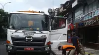 Petugas DLHK Kota Depok melakukan pengambilan sampah di wilayah Kota Depok. (Liputan6.com/Dicky Agung Prihanto)