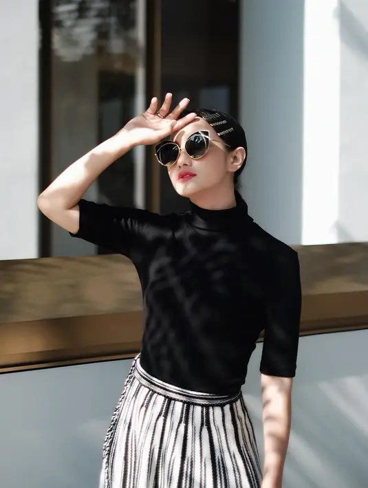 Menggunakan busana berwarna hitam dilengkapi aksesoris kacamata berlensa gelap membuat penampilan aktris sekaligus model ini semakin stunning. Kacamata dengan lensa besar membuat wajahnya terlihat lebih tirus. (Liputan6.com/IG/@ririnekawati/)