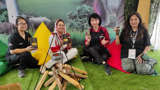 Ketum Panjat Tebing Indonesia Yenny Wahid Menikmati Minuman Tradisional di Sela Kejuaraan Dunia Panjat Tebing 2022 seri Jakarta