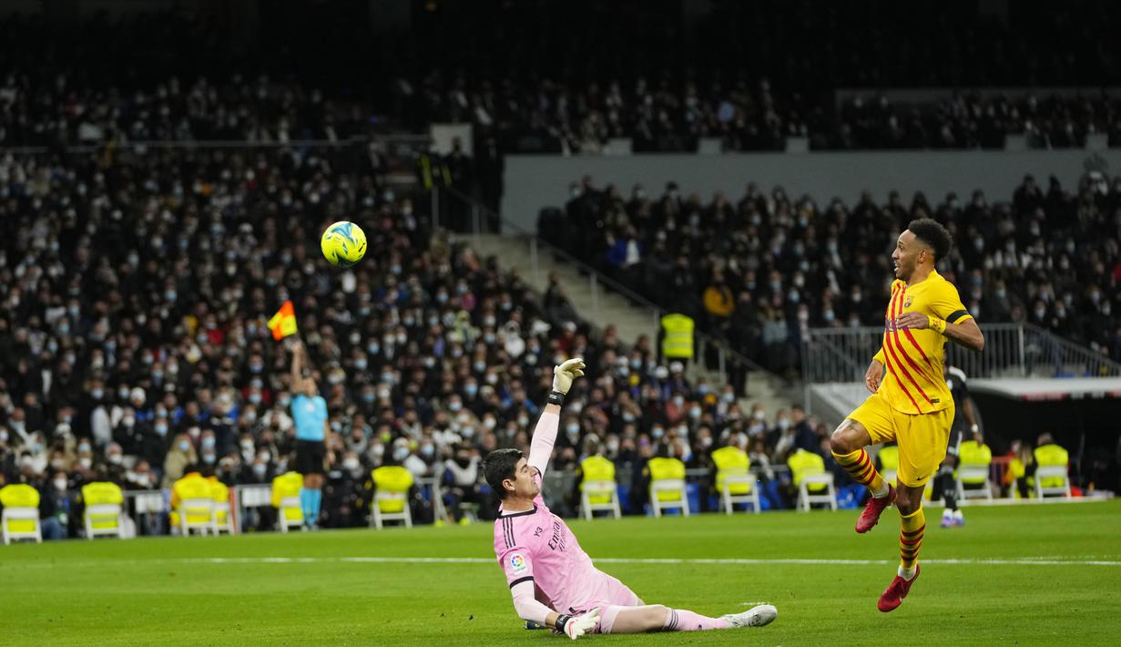 Mantan pemain AC Milan itu memborong dua gol dan satu assist di laga el Clasico kontra Madrid. Aubameyang semakin terbang tinggi setelah lagi-lagi mengukir rekor spesial di Barcelona. (AP/Manu Fernandez)