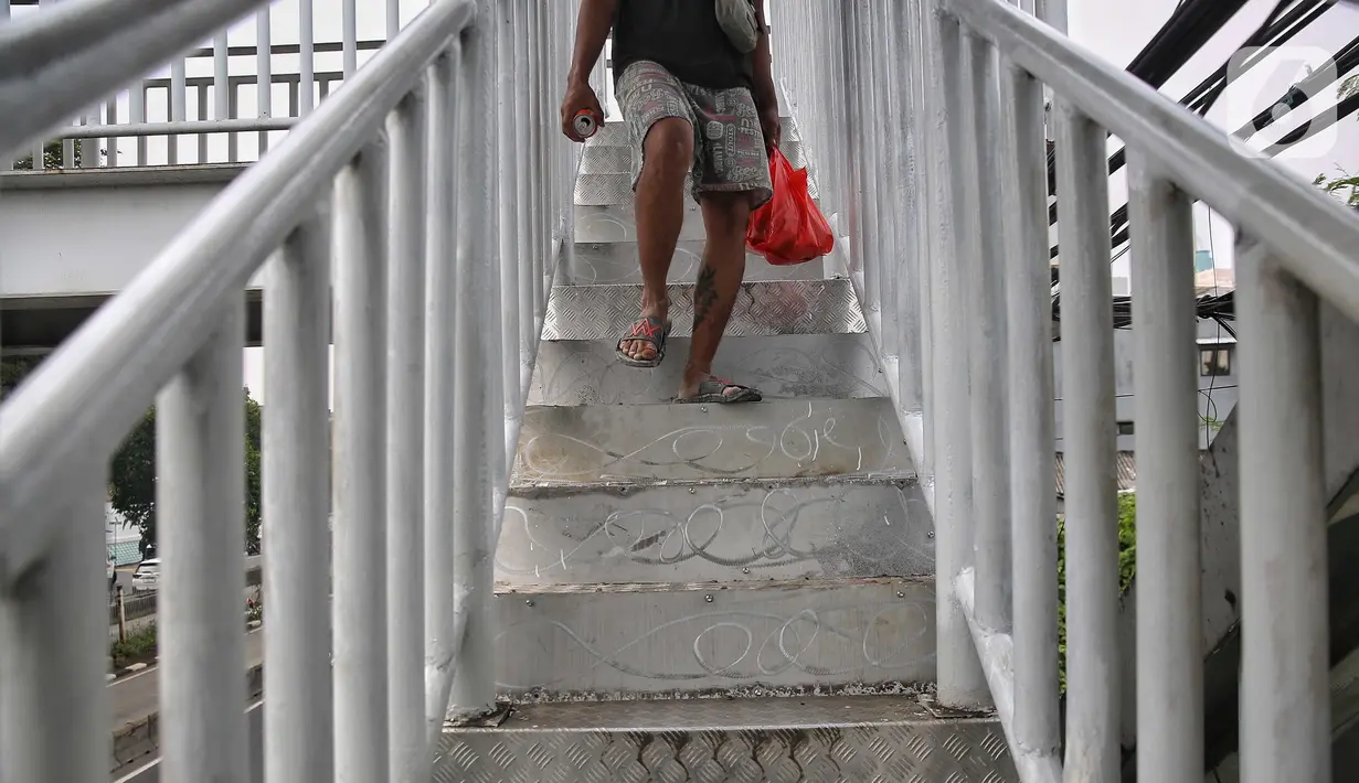 Saat ini, anak tangga JPO tersebut telah diperbaiki oleh pihak Dinas Bina Marga Jakarta. (Liputan6.com/Angga Yuniar)