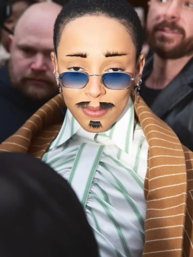 Gaya Nyentrik Doja Cat di Viktor & Rolf Show, Tampil Berkumis dan Berjenggot