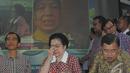 Megawati diapit oleh Jokowi dan JK semakin terharu ketika melihat ibu Jokowi di layar, Jakarta, Rabu (9/7/2014) (Liputan6.com/Herman Zakharia)