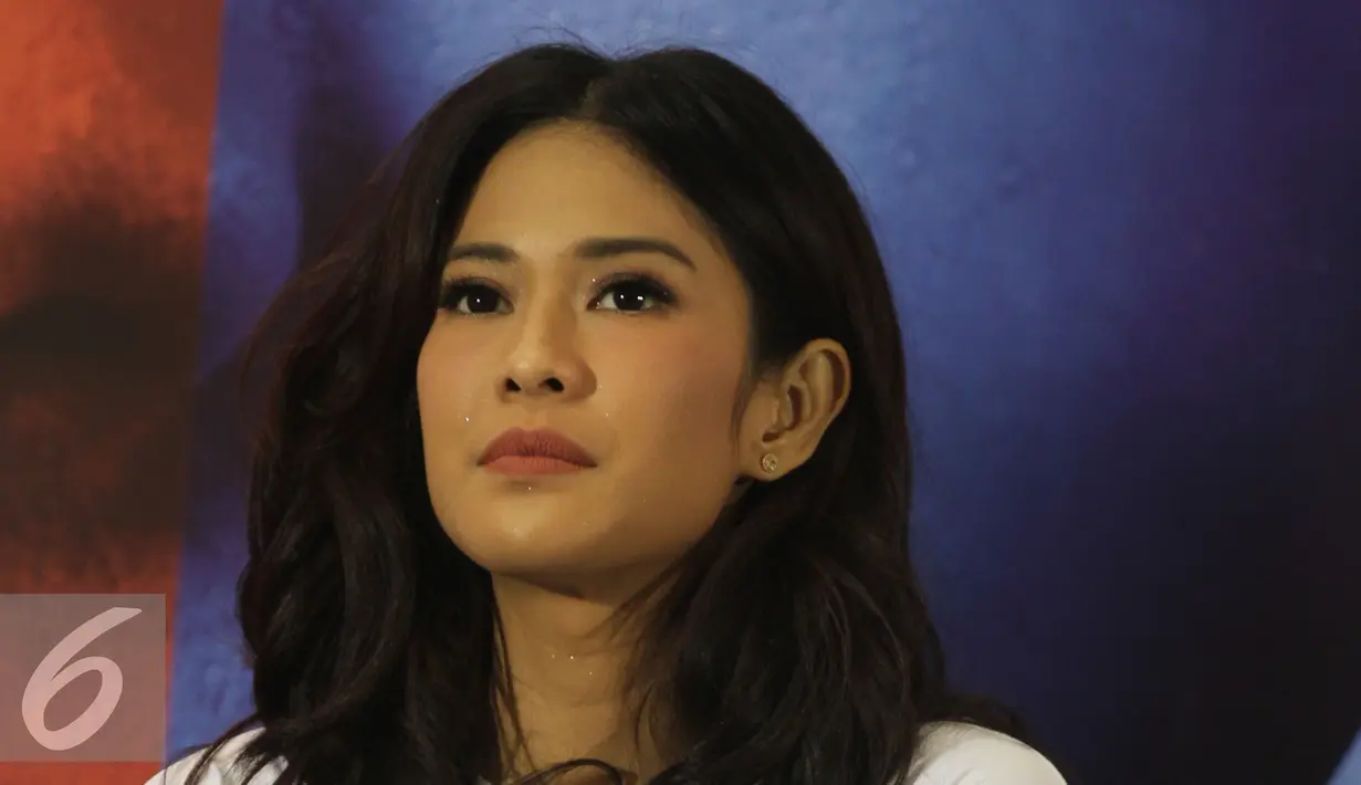 Dian Sastrowardoyo saat konferensi pers AADC 2 di Jakarta, Senin (25/4). Dian menyarankan penonton untuk mengajak sahabat, keluarga dan sanak famili saat menonton AADC 2 karena film ini bakal mengaduk perasaan penontonnya. (Liputan6.com/Herman Zakharia)